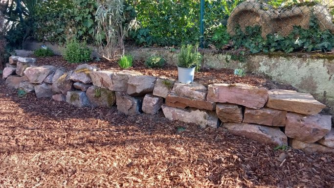 Trockenmauer im Garten