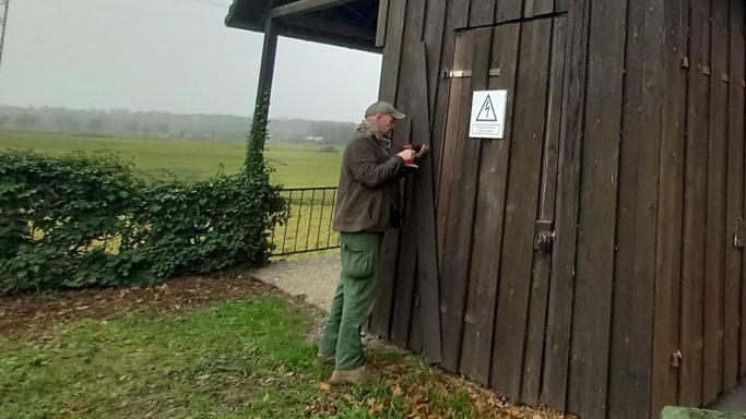 Der Aufräumer beim reparieren einer Hütte