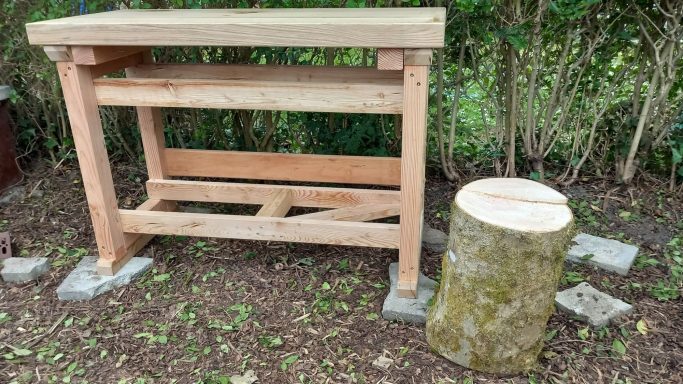 Holztisch mit Hackblock