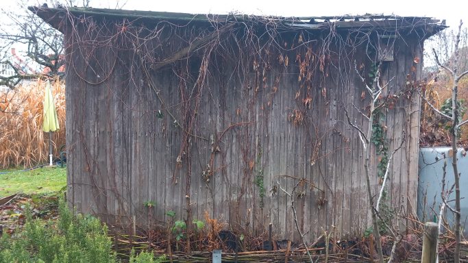 Reperaturbedürftige Gartenhütte