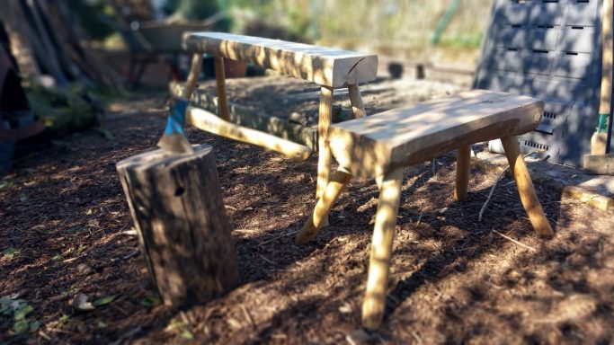 Selbstgebaute Holzbänke